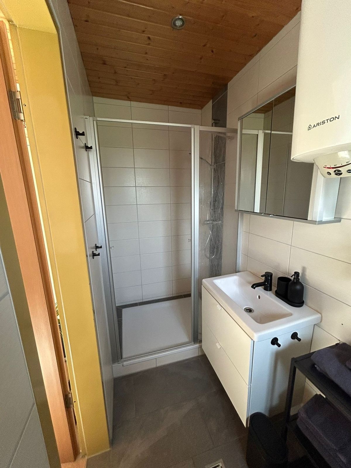 Dusche und Waschtisch im Bad von Mariechen