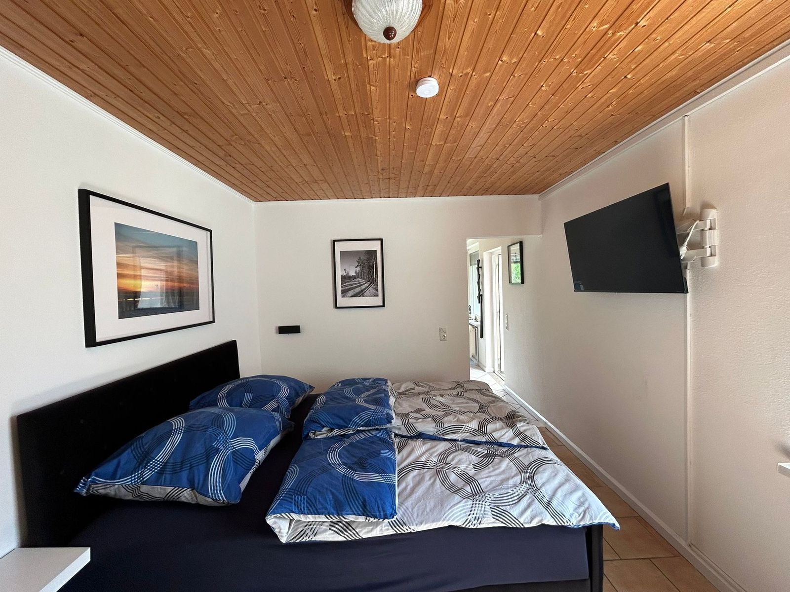 Schlafzimmer von Mariechen mit Smart-TV