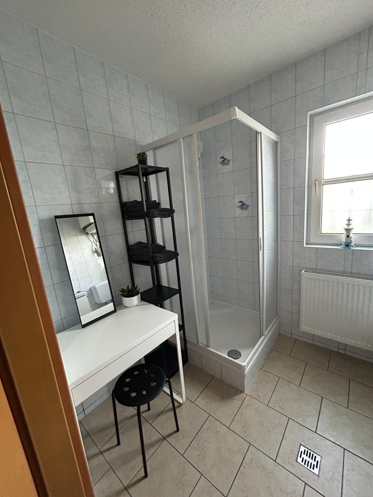 Dusche und Waschtisch im Badezimmer von Otto