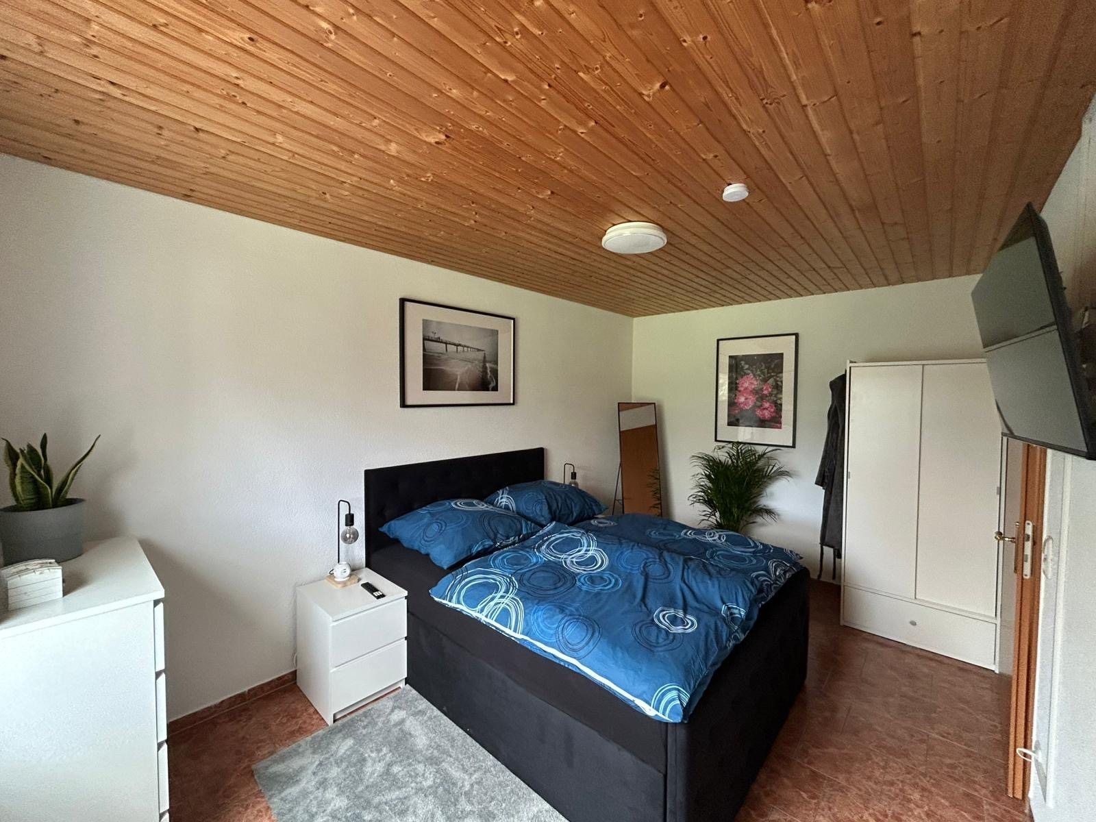 Schlafzimmer von Otto mit Boxspringbett